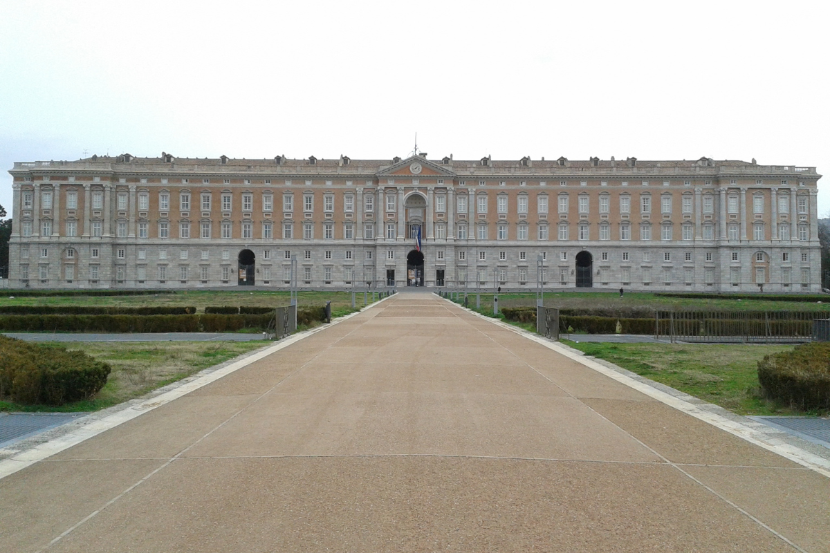 Fonte: https://commons.wikimedia.org/wiki/File:Reggia_di_Caserta_vista_estesa.jpg#/media/File:Reggia_di_Caserta_vista_estesa.jpg