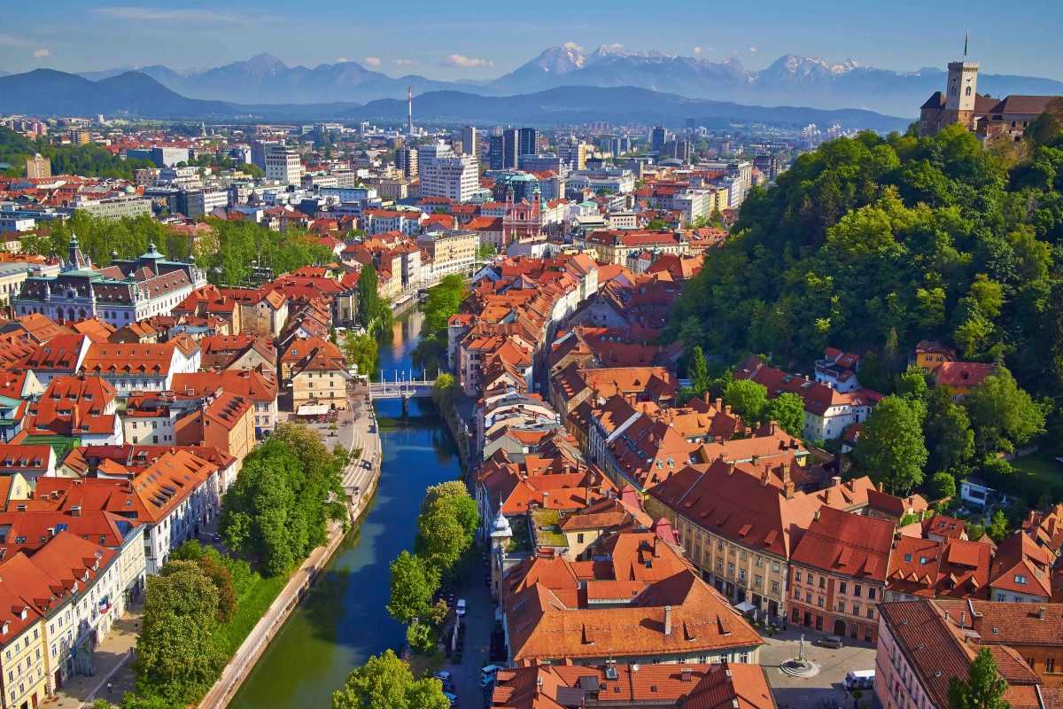 Di Janez Kotar - http://www.circularchange.com/wp-content/uploads/2016/04/Ljubljana-panorama-Janez-Kotar-845x321.jpg, CC0, https://commons.wikimedia.org/w/index.php?curid=59289475